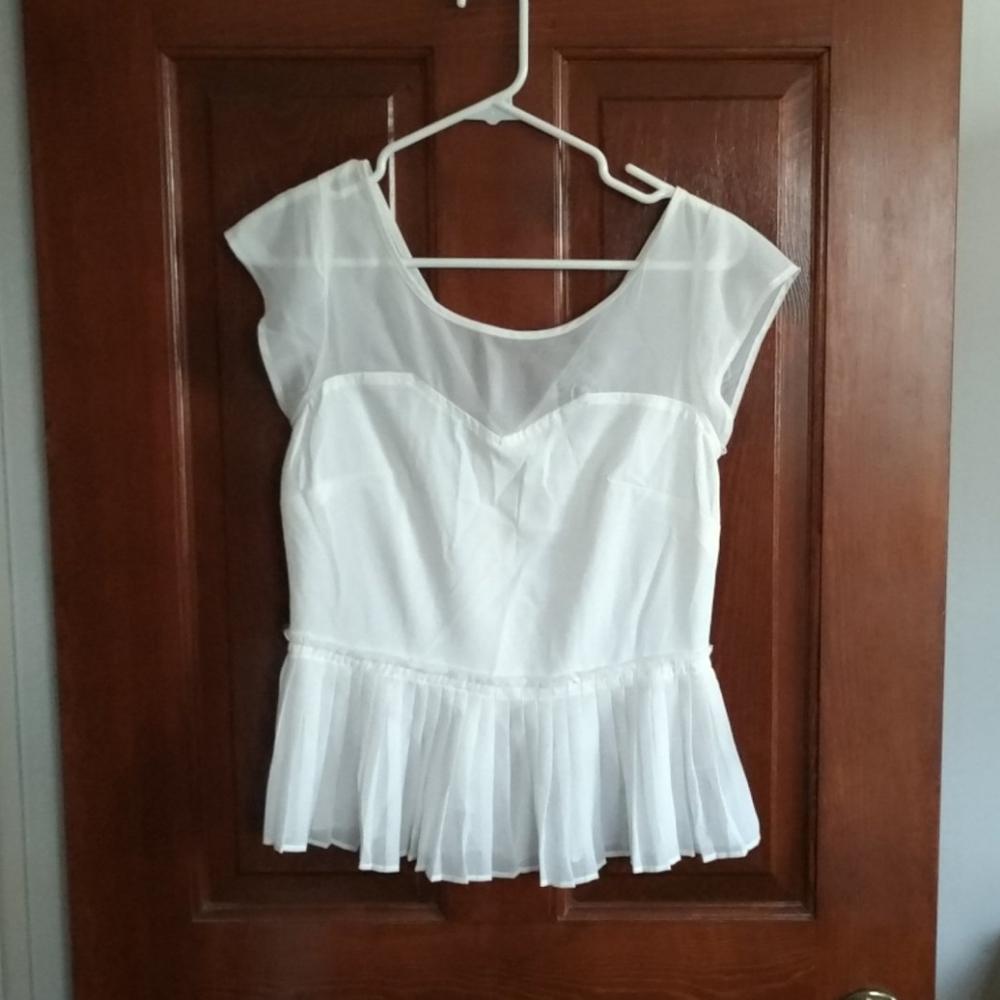 AE white short sleeved blouse